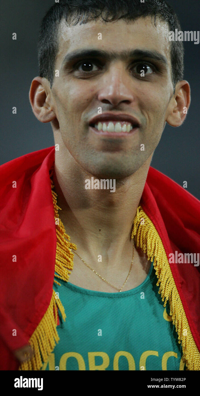 Hicham El Guerrouj takes a victory lap after winning the men's 1500 ...