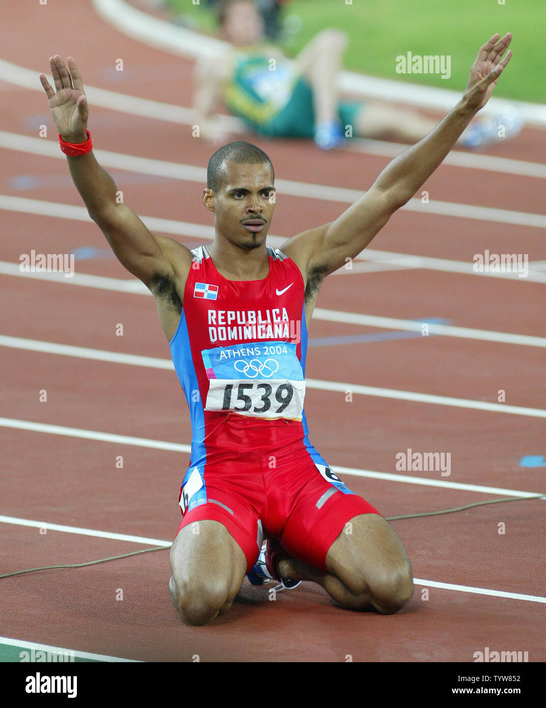 Felix Sanchez Of The Dominican Republic Wins Gold In The Men S 400m Hurdles In The Olympic Stadium At The 04 Athens Summer Olympic Games August 26 04 Upi Photo Claus Andersen Stock Photo Alamy