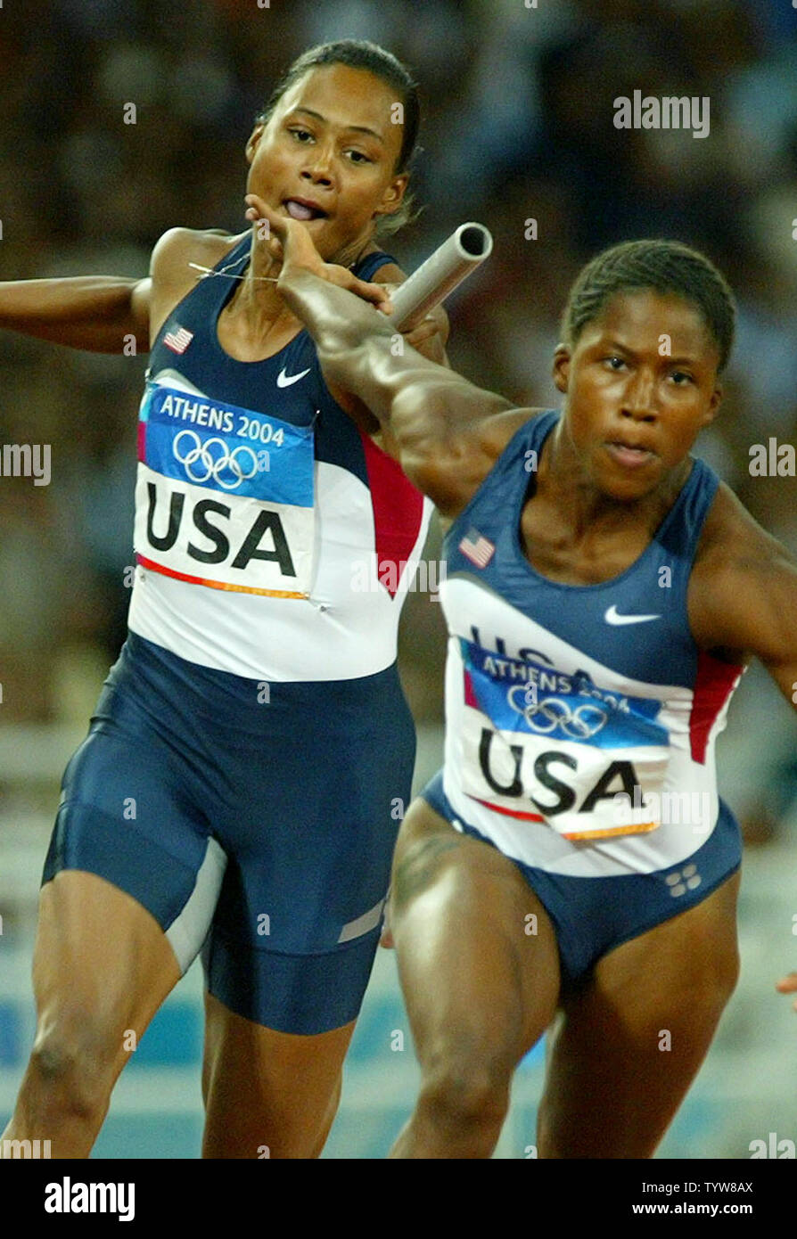 USA's Marion Jones tries to hand off the baton to Lauryn Williams