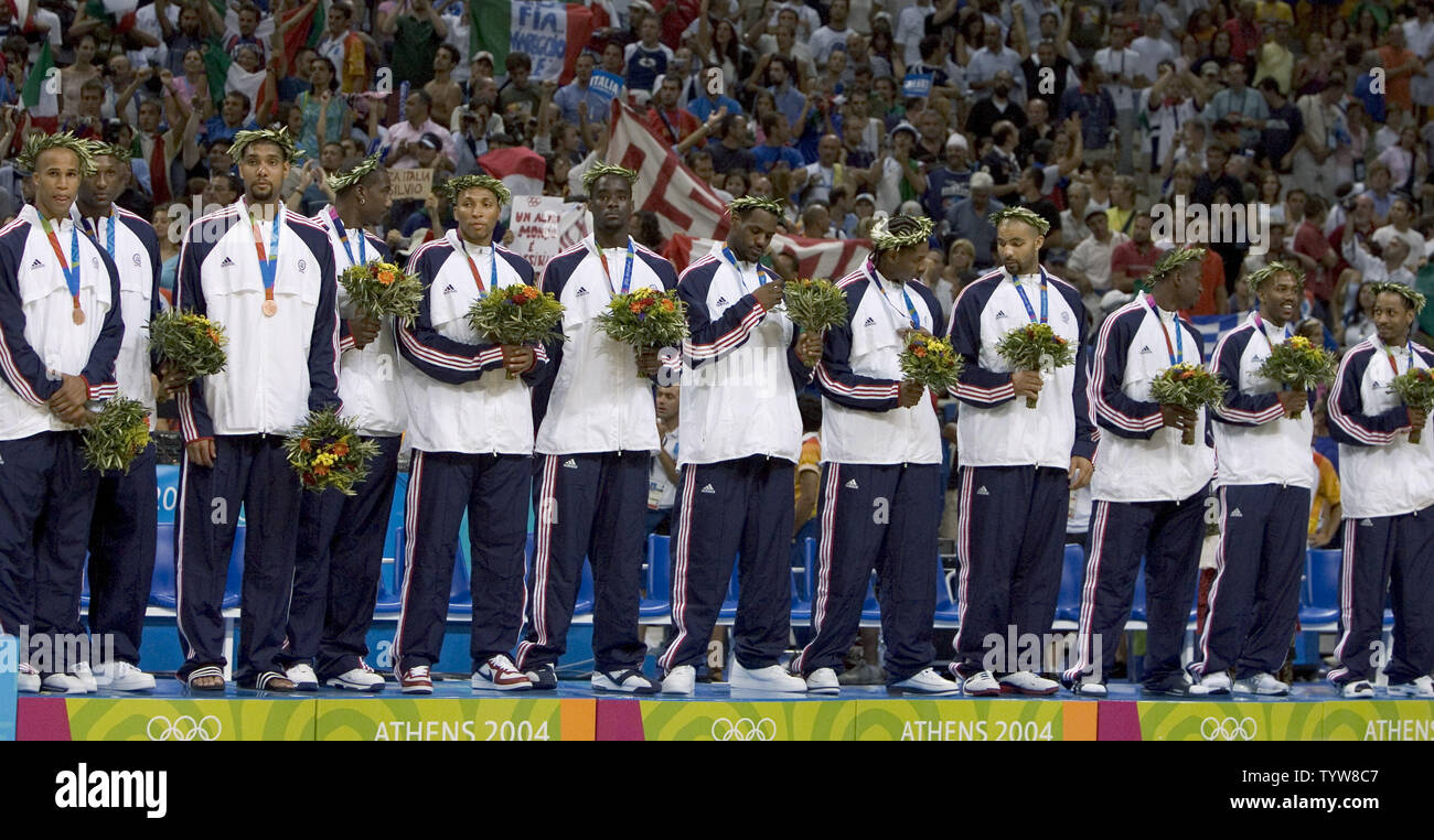 The USA men's basketball team receive their bronze medals after beating  Lithuania 104-96 at the Olympic Indoor Hall of the 2004 Athens Summer  Olympic Games, August 28, 2004. (UPI Photo/ Heinz Ruckemann Stock Photo -  Alamy