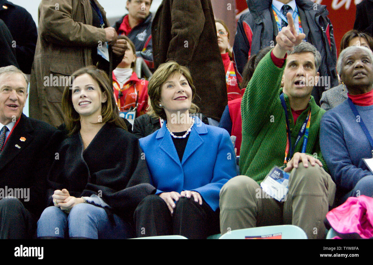 Laura Bush the wife of the President of the USA, with Eric Heiden (R), attends the men's 5000m speed skating at Oval Lingotto during the 2006 Torino Winter Olympic Games, February 11, 2006. Chad Hedrick of the USA won gold.  (UPI Photo/Heinz Ruckemann) Stock Photo