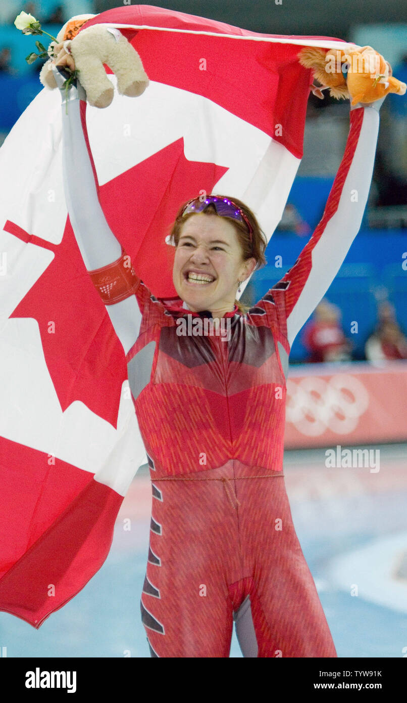 Clara Hughes of Canada wins gold in the women's 5000m speed skating at Oval Lingotto in the 2006 Torino Winter Olympic Games, February 25, 2006. (UPI Photo/Heinz Ruckemann) Stock Photo