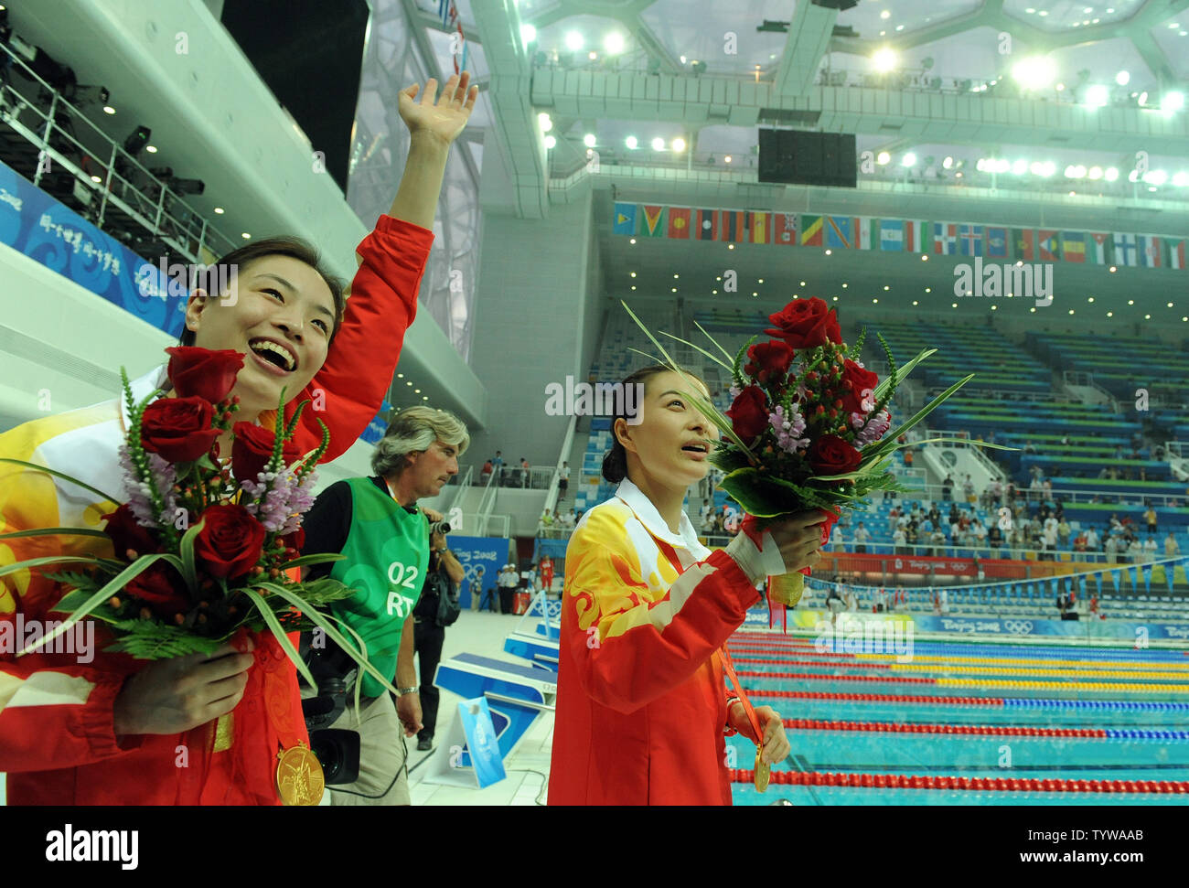 Chinese divers Jingjing Guo and Minxia Wu show off their gold medals ...