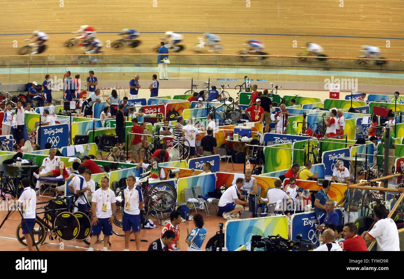 Cyclists sprint during the 200-lap Olympic men's Madison final at the Laoshan velodrome in Beijing August 19, 2008.  Argentina won gold with eight points, with Spain taking silver with seven points and Russia the bronze with six points.   (UPI Photo/Stephen Shaver) Stock Photo