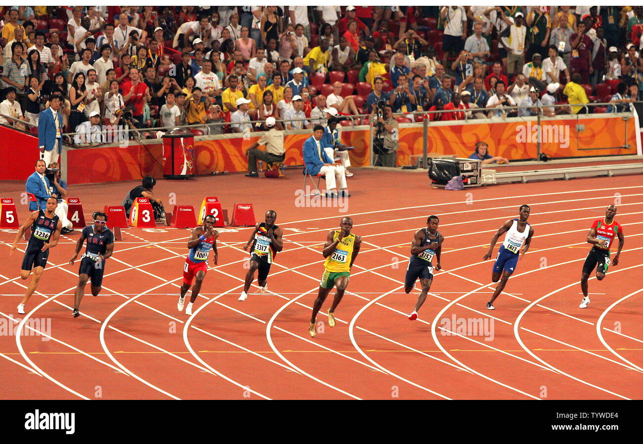 https://c8.alamy.com/comp/TYWDE4/jamaican-usain-bolt-in-yellow-sprints-to-the-finish-line-taking-the-gold-medal-and-setting-a-new-world-record-of-1930-seconds-in-the-mens-200m-final-at-the-beijing-2008-olympic-games-on-august-20-2008-bolt-has-become-the-second-man-in-history-to-sweep-the-100m-and-200m-sprint-double-at-the-same-olympic-games-netherlands-antilles-churandy-martina-finished-second-in-1982-lane-7-usas-shawn-crawford-finished-third-in-1996-lane-4-usas-walter-dix-finished-fourth-in-1998-lane-8-zimbabwes-brian-dzingai-finished-fifth-in-2022-lane-6-britains-christian-malcolm-finished-sixth-TYWDE4.jpg