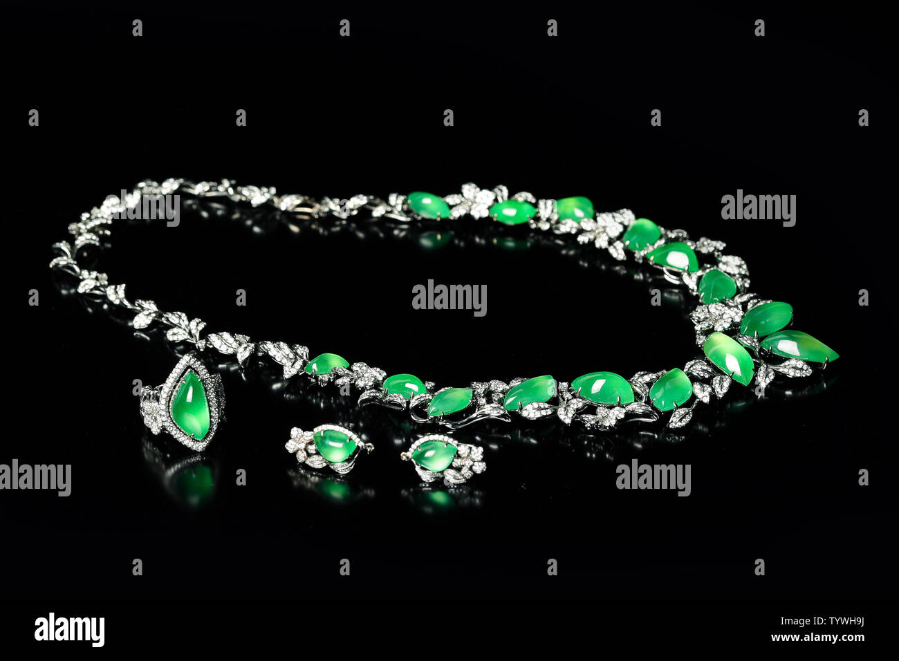 Emerald jewelry hi-res stock photography and images - Alamy