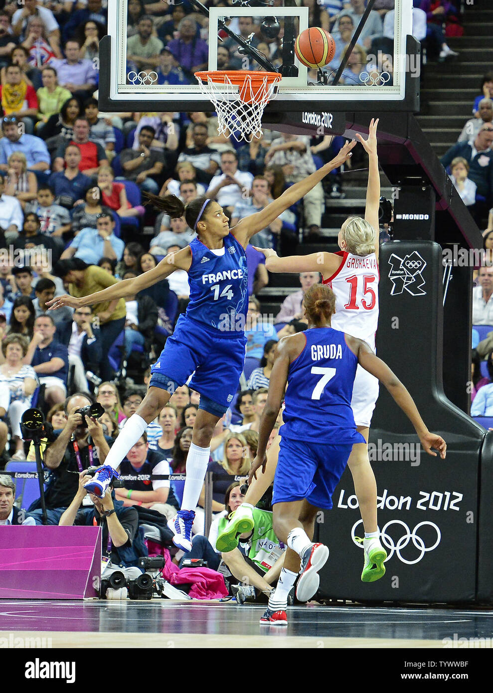 United States' Sue Bird (R) looks to pass the ball as she is defended by  France's Emmeline Ndongue during the USA-France Women's Basketball Gold  Medal Game at the 2012 Summer Olympics, August