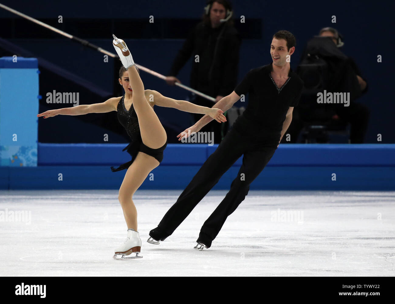 Marissa Castelli and Simon Shnapir of the US perform during the figure