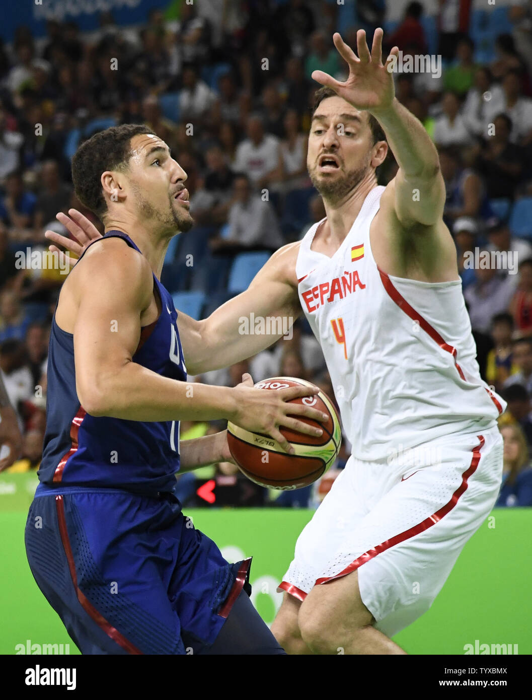 United States' Klay Thpmson (lL) drives to the basket against Spain's Gau  Pasol during the USA vs Spain Men's Semifinal Basketball game at the 2016  Rio Summer Olympics in Rio de Janeiro,