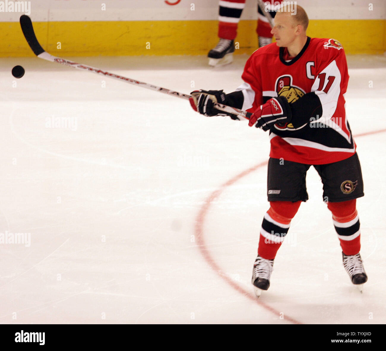 Ottawa Senators team captain Daniel Alfredsson of Sweden juggles