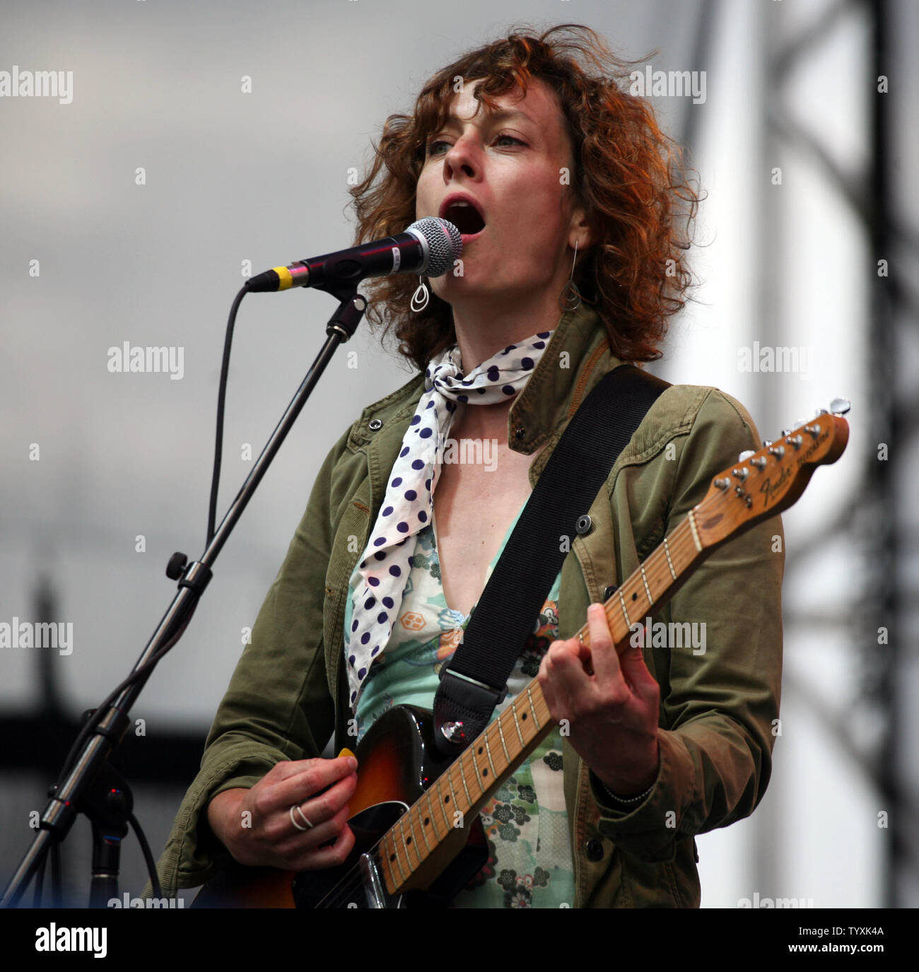 Juno award winner Sarah Harmer performs on the MBNA stage at the Cisco Ottawa Bluesfest on LeBreton Flats in Ottawa, Canada on July 7, 2007.  (UPI Photo/Grace Chiu). Stock Photo