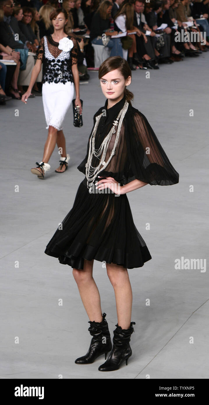A model sports an outfit by German fashion designer Karl Lagerfeld for  Chanel during the presentation of his spring/summer 2006 ready-to-wear  collection in Paris on October 7, 2005. (UPI Photo/William Alix Stock