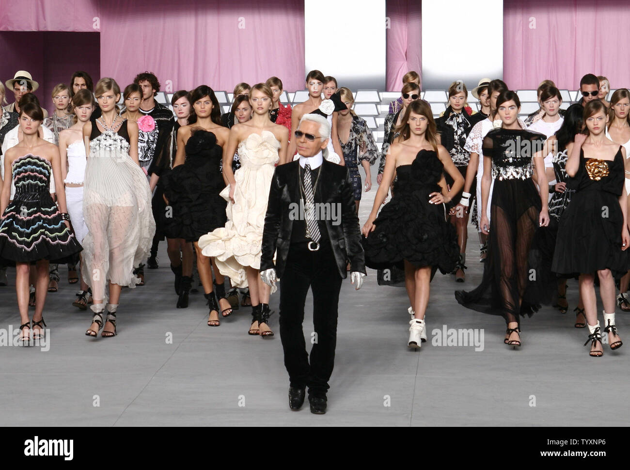 Chanel ready to wear 2006 hi-res stock photography and images - Alamy