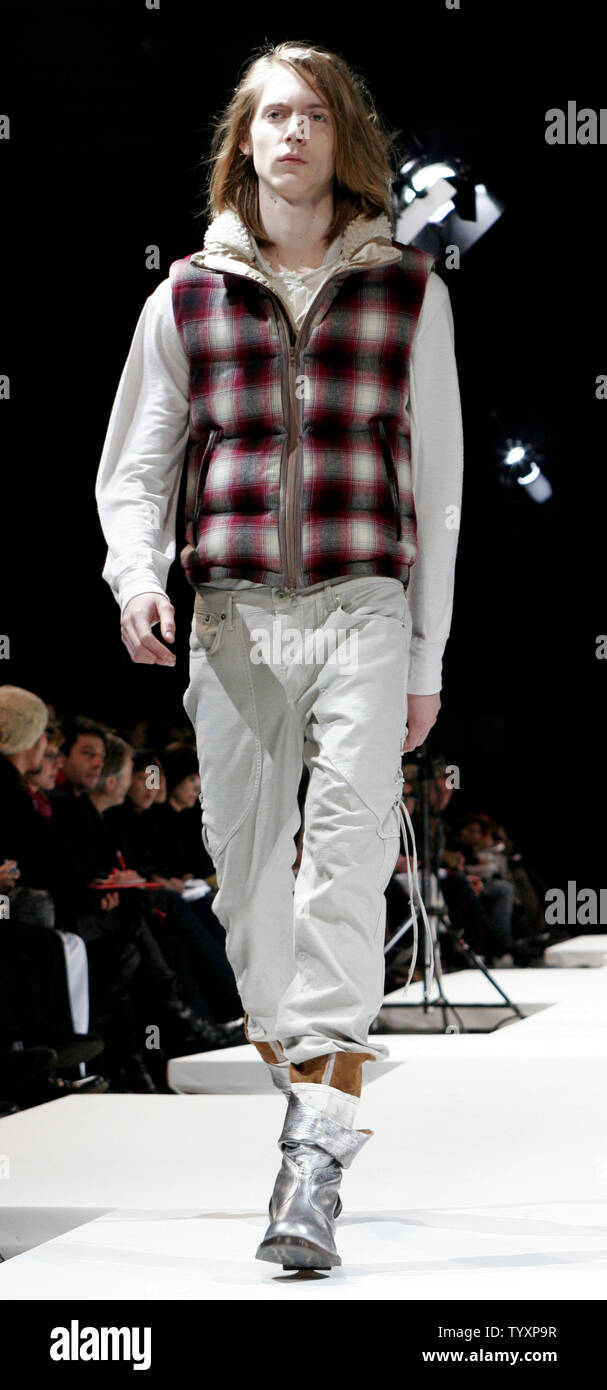A Model Presents A Creation By Japanese Designer Akira Onozuka For Fashion House Zucca S Fall Winter 2006 2007 Ready To Wear Collection In Paris Thursday March 2 2006 Upi Photo William Alix Stock Photo Alamy A Model Presents A Creation By Japanese Designer Akira Onozuka For Fashion House Zucca S Fall Winter 2006 2007 Ready To Wear Collection In Paris Thursday March 2 2006 Upi Photo William Alix Stock Photo Alamy
