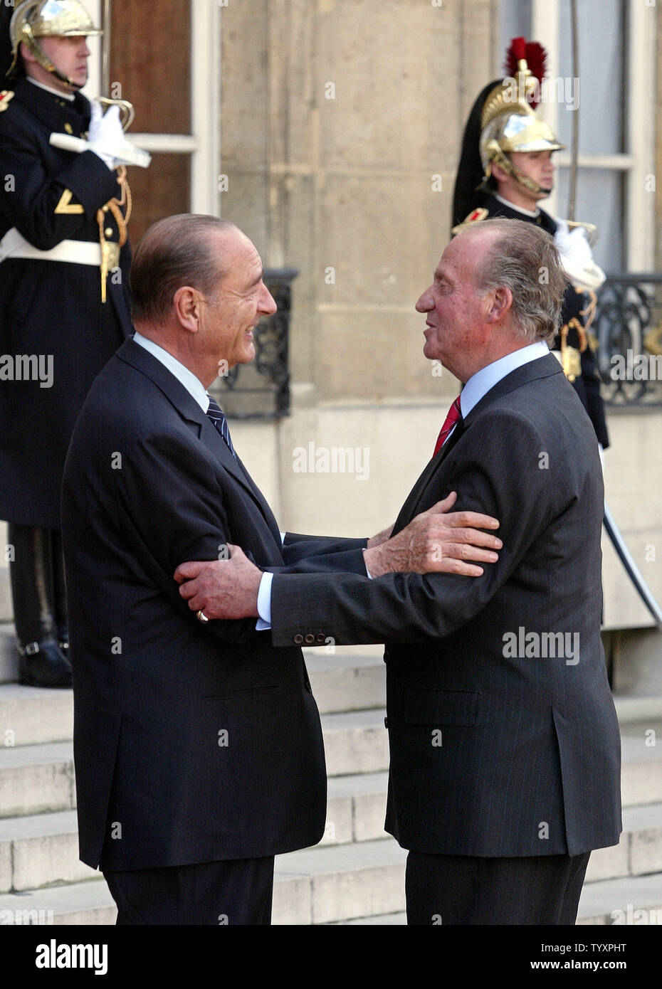 French President Jacques Chirac (R) and his wife, Bernadette (L) emerge  from a meeting with Spanish King Juan Carlos (2L) and Queen Sofia on the  steps of the Elysee Palace in Paris