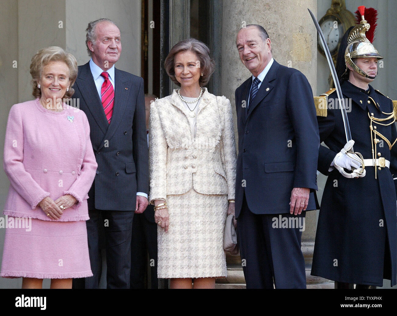 French President Jacques Chirac (R) and his wife, Bernadette (L) emerge  from a meeting with Spanish King Juan Carlos (2L) and Queen Sofia on the  steps of the Elysee Palace in Paris