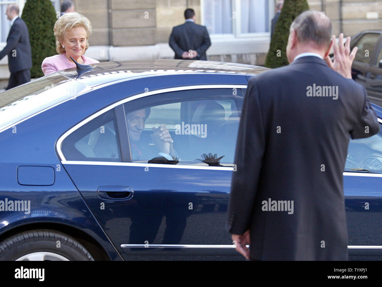 French President Jacques Chirac (R) and his wife, Bernadette, bid farewell to Spanish King Juan Carlos as he leaves in his car the Elysee Palace in Paris, March 27, 2006. Juan Carlos is on his third state visit to France during his three-decade reign. (UPI Photo/Maya Vidon) Stock Photo