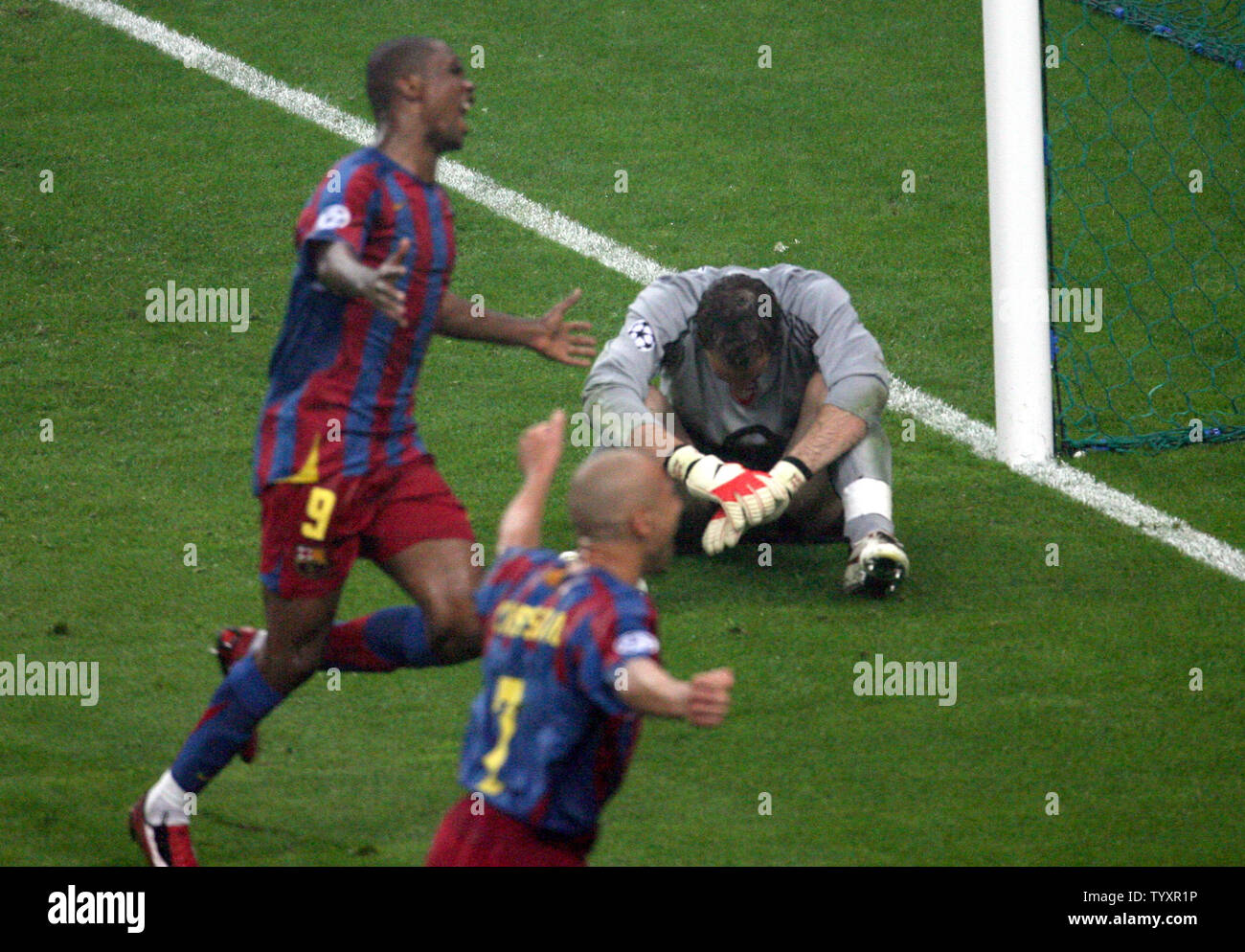FC Barcelona Henrik Larsoon (C) and Samuel Eto'o celebrate after scoring a goal past dejected Arsenal FC goalkeeper Manuel Almunia during their UEFA Champions League soccer final at the Stade de France in Saint Denis, near Paris, May 17, 2006. Barcelona won 2-1. (UPI Photo/Eco Clement) Stock Photo