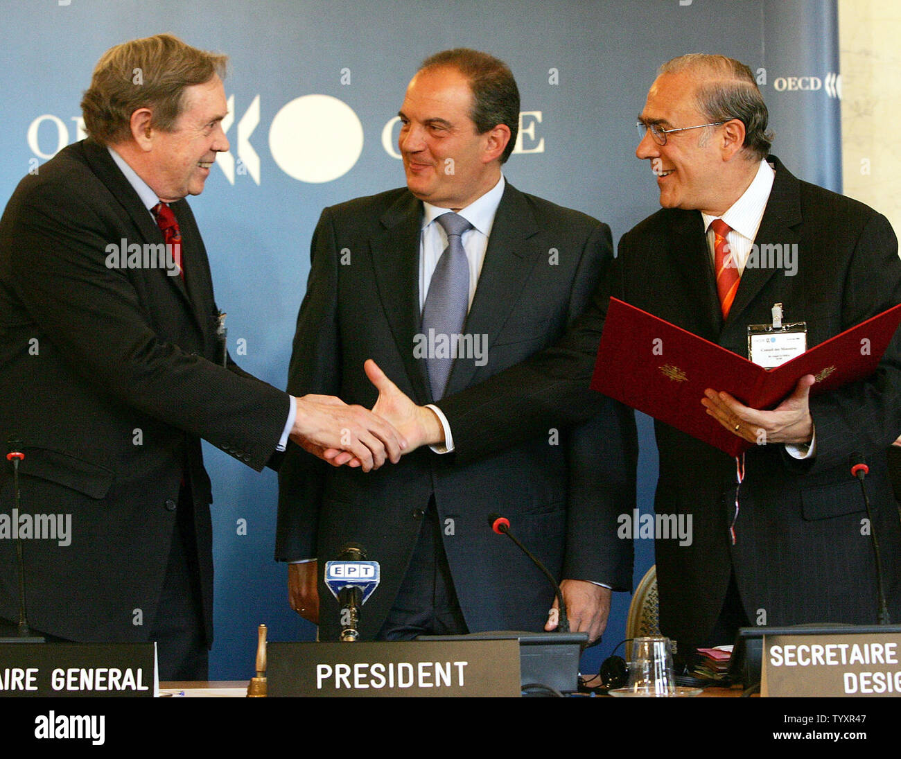Former Mexican Finance Minister and incoming OECD head Angel Gurria (R) poses with outgoing Secretary-General of the OECD Donald Johnston of Canada on May 24, 2006, in Paris, during the OECD annual conference, chaired by Greek Prime Minister Costas Caramanlis (2C). Gurria, 56, will officially take the reins from Johnston on June 1, 2006.  (UPI Photo/JACQUES BRINON/OCDE) Stock Photo