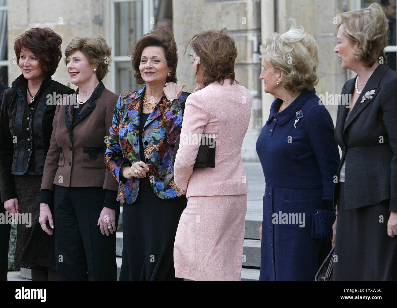 (L to R) wife of the former Polish president Jolanta Kwasniewska, U.S. First Lady Laura Bush, wife of the Egyptian president Suzanne Mubarak, Queen Silvia of Sweden, wife of the French president Bernadette Chirac, and Belgium Queen Paola pose for a picture at the Elysee Palace in Paris, January 17, 2007. The female First Ladies formed a committee for the defense of lost or exploited children.   (UPI Photo/Eco Clement) Stock Photo