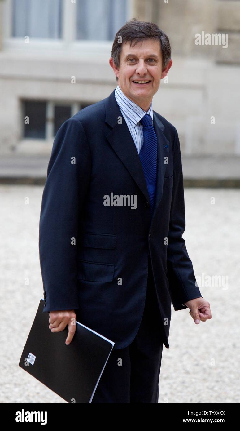 France's Junior Minister for European Affairs Jean-Pierre Jouyet arrives at the Elysee Palace to attend the first weekly cabinet meeting of the newly named government in Paris on May 18, 2007. (UPI Photo/William Alix) Stock Photo