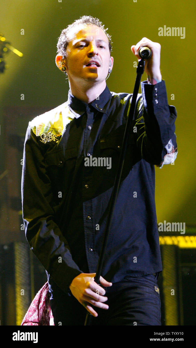 Singer Chester Bennington of the band Linkin Park performs in concert at Bercy in Paris on May 30, 2007.   (UPI Photo/David Silpa) Stock Photo