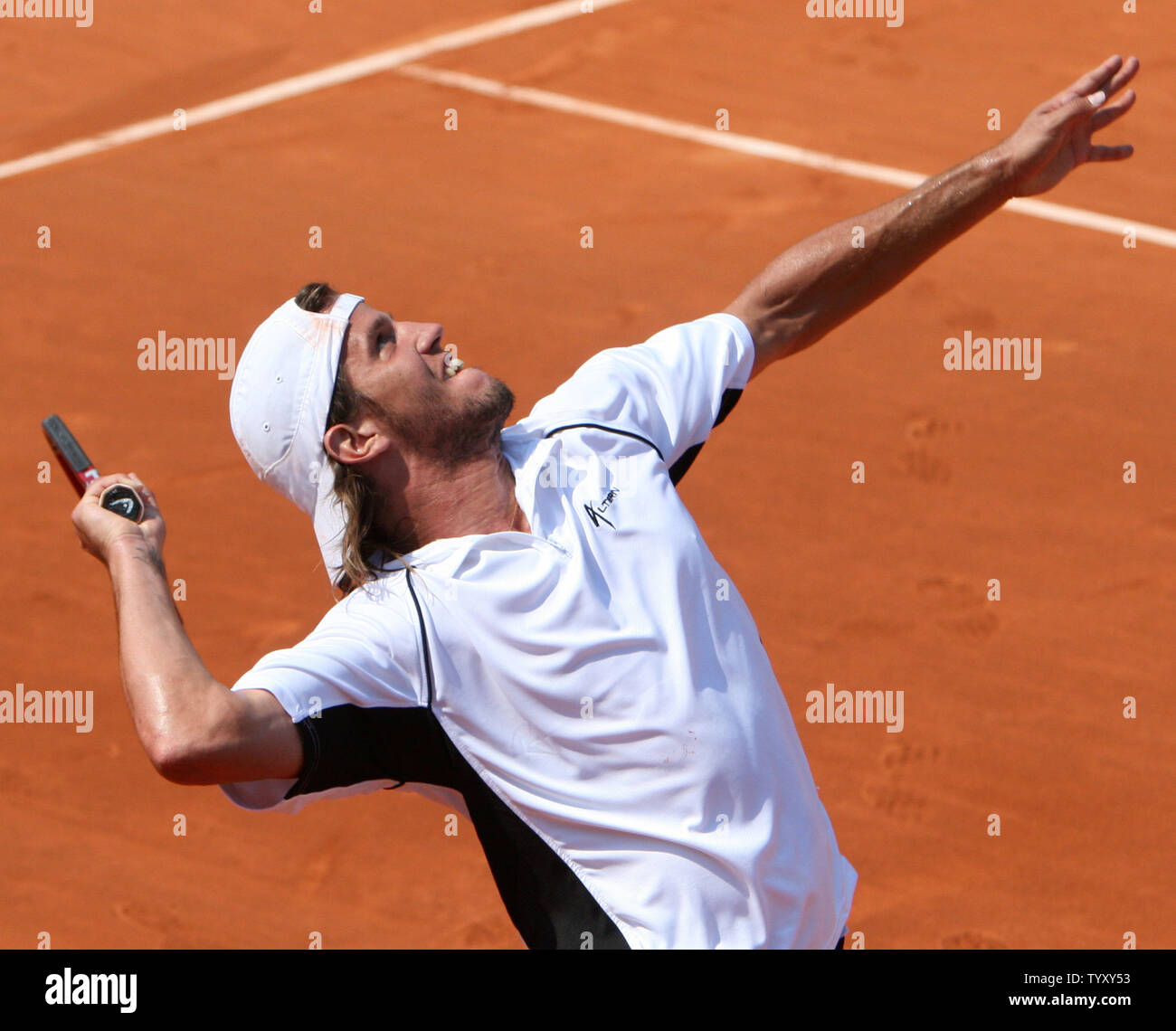 Argentinian Juan Pablo Brzezicki prepares to serve during his third round match against Spaniard Carlos Moya at the French Open at Roland Garros in Paris on June 2, 2007.  Moya, the number 23 seed, defeated the unseeded Brzezicki in straight sets 6-1, 6-3, 7-5.   (UPI Photo/ David Silpa) Stock Photo
