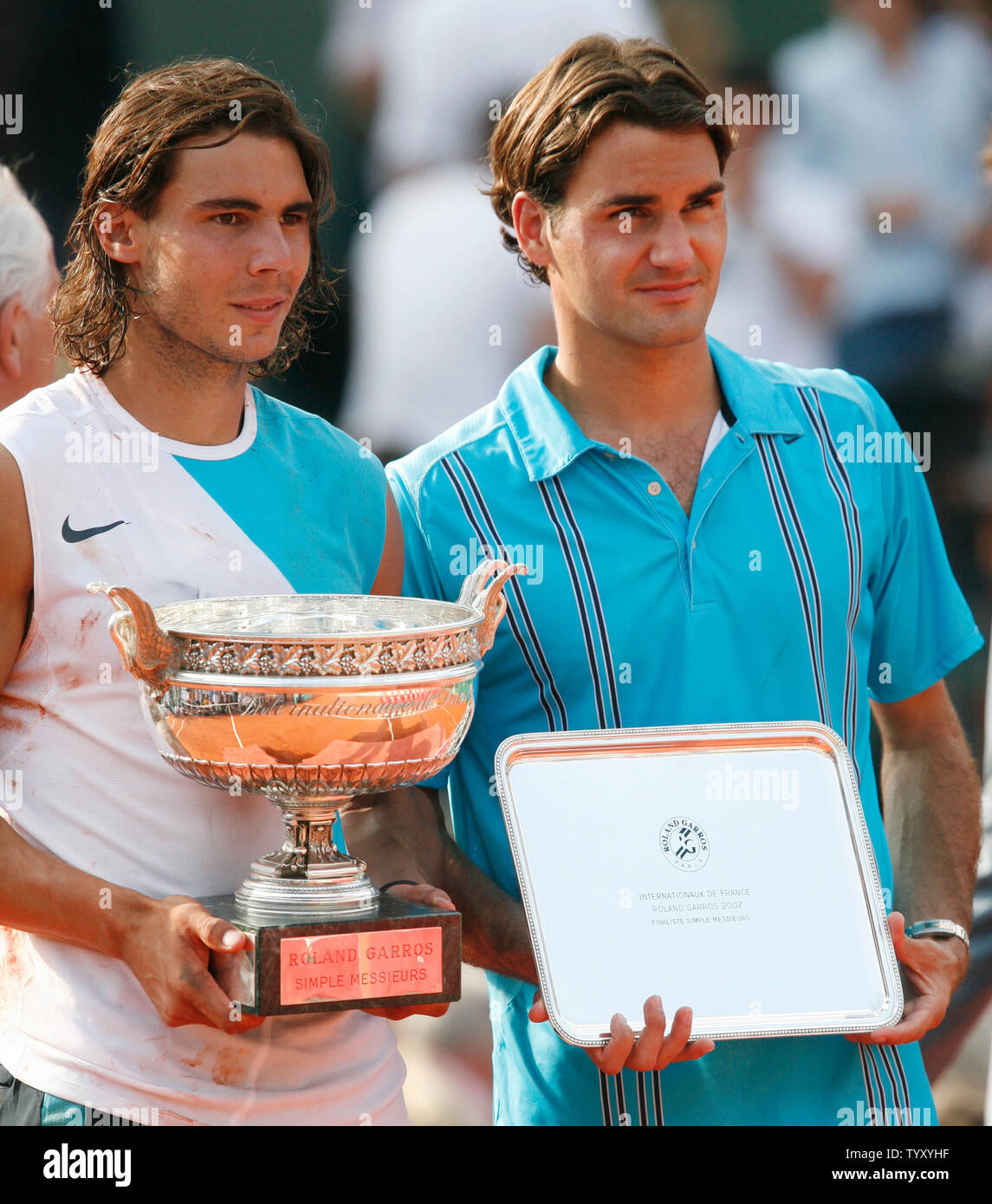 Spaniard Rafael Nadal (L) and Roger Federer of Switzerland pose together  after their final round match at the French Open at Roland Garros in Paris  on June 10, 2007. Nadal, the number
