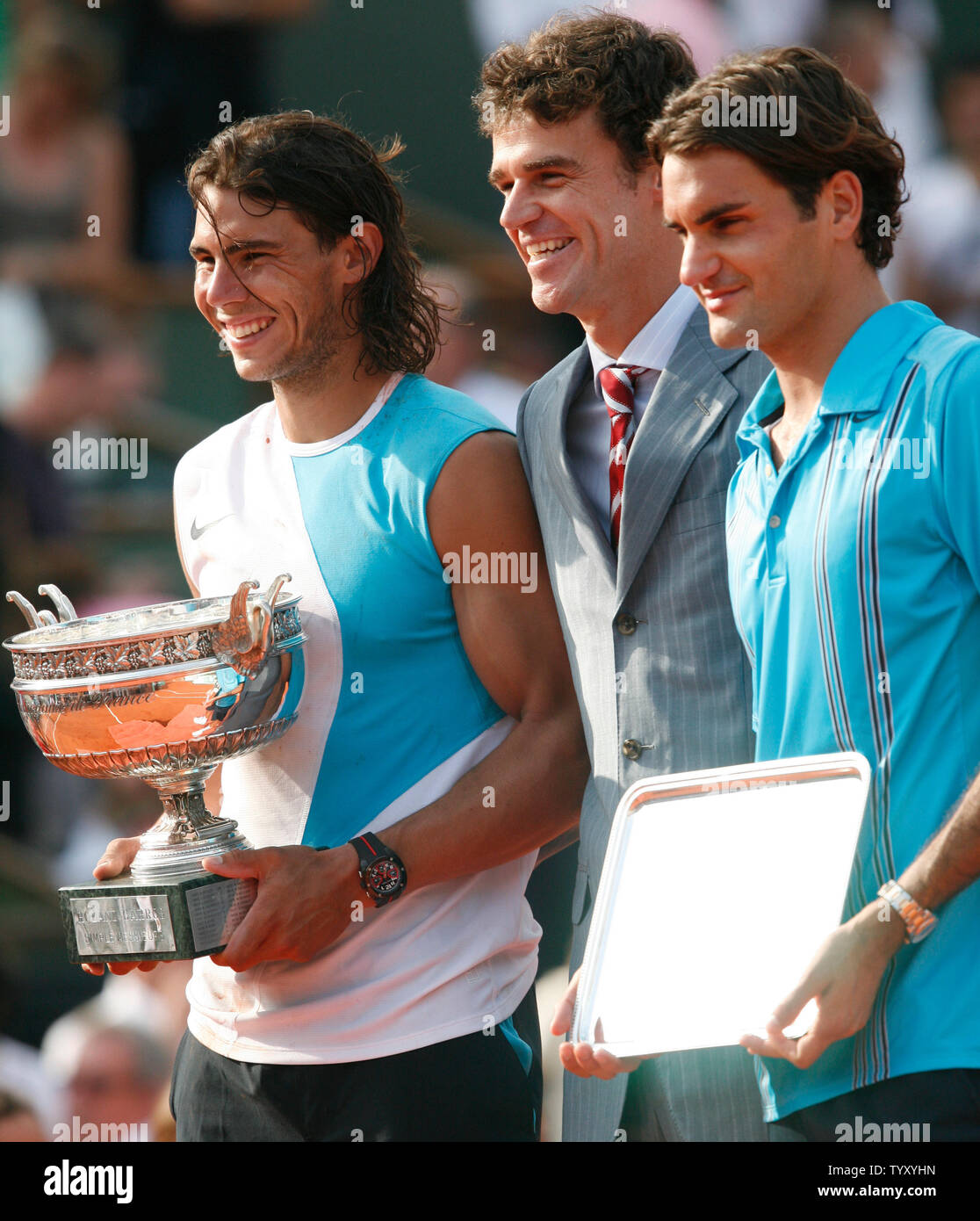 Spaniard Rafael Nadal (L), former French Open champion Gustavo Kuerten and Roger  Federer (R) of Switzerland pose together after the final round match at the  French Open at Roland Garros in Paris
