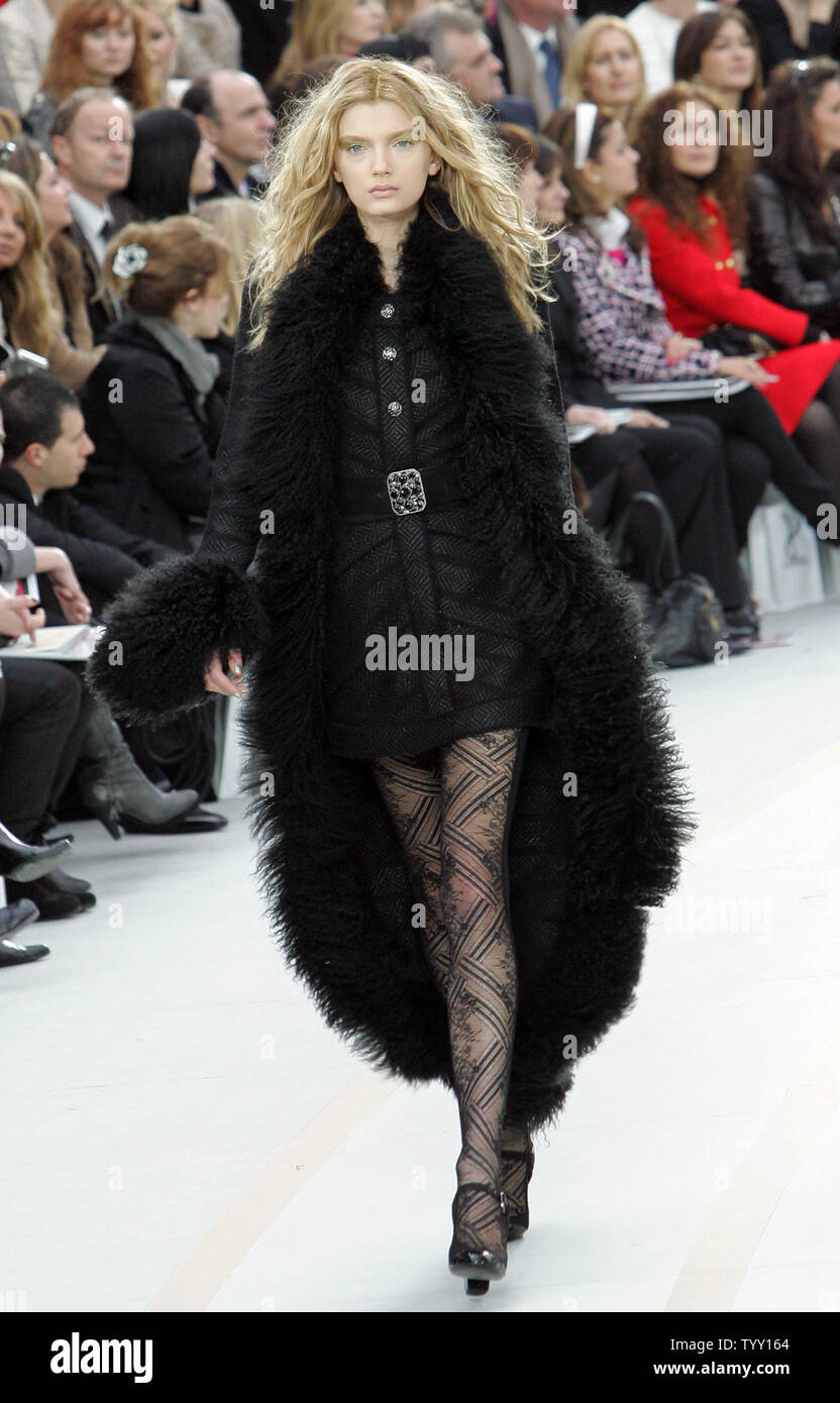 A model wears an outfit by German fashion designer Karl Lagerfeld for Chanel  at the Fall-Winter 2008/2009 ready-to-wear Paris Fashion Week, February 29,  2008. (UPI Photo Stock Photo - Alamy