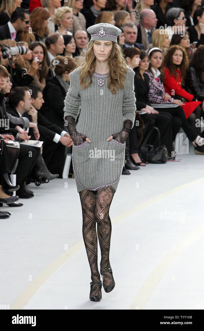 A model wears an outfit by German fashion designer Karl Lagerfeld for Chanel  at the Fall-Winter 2008/2009 ready-to-wear Paris Fashion Week, February 29,  2008. (UPI Photo Stock Photo - Alamy