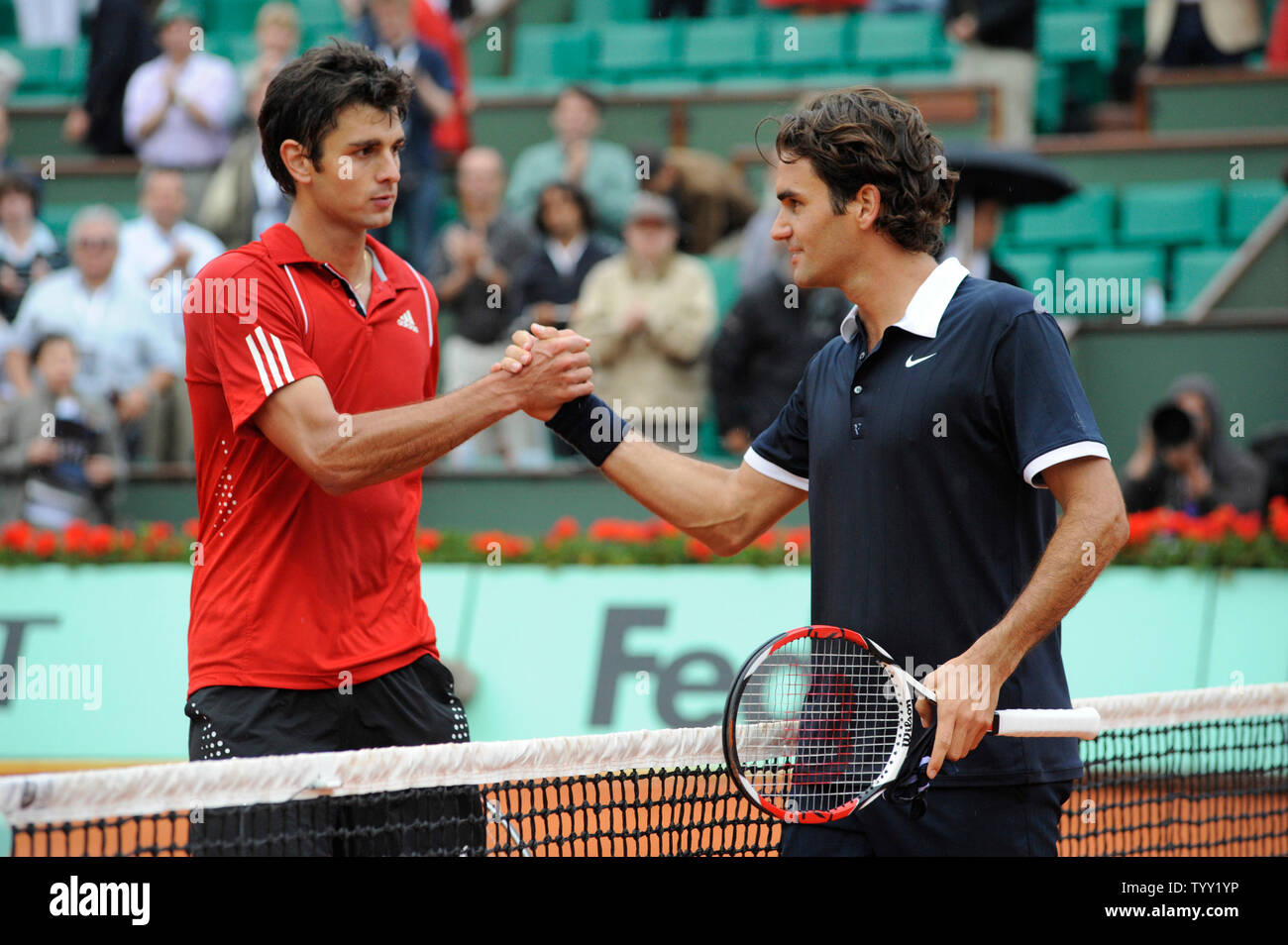 Swiss Roger Federer shakes hands with Croat Mario Ancic (L) at the end of  their third round match at the French Open tennis tournament in Paris, May  31, 2008. Federer won 6-3,