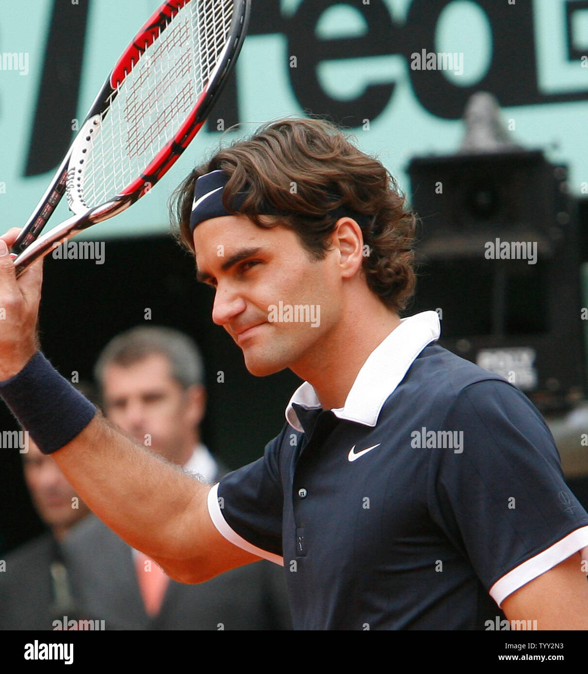 Roger Federer of Switzerland acknowledges the crowd before his finals match  with Rafael Nadal of Spain at the French Tennis Open in Paris on June 8,  2008. The second-seeded Nadal defeated the