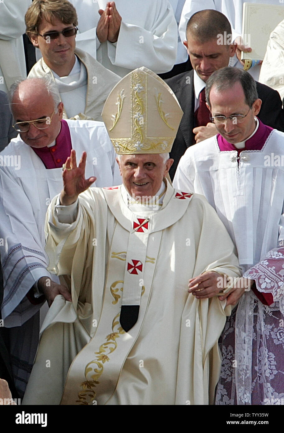 Pope Benedict XVI salutes worshippers as he leaves after celebrating mass in Paris September 13, 2008. The pope is scheduled to spend two days in Paris before travelling to the pilgrimage site of Lourdes.  (UPI Photo/Eco Clement) Stock Photo