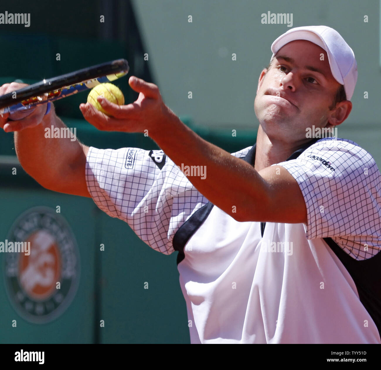 American Andy Roddick prepares to serve during his French Open third-round match against Frenchman Marc Gicquel at Roland Garros in Paris on May 30, 2009.  Roddick defeated Gicquel 6-1, 6-4, 6-4.   (UPI Photo/ David Silpa) Stock Photo