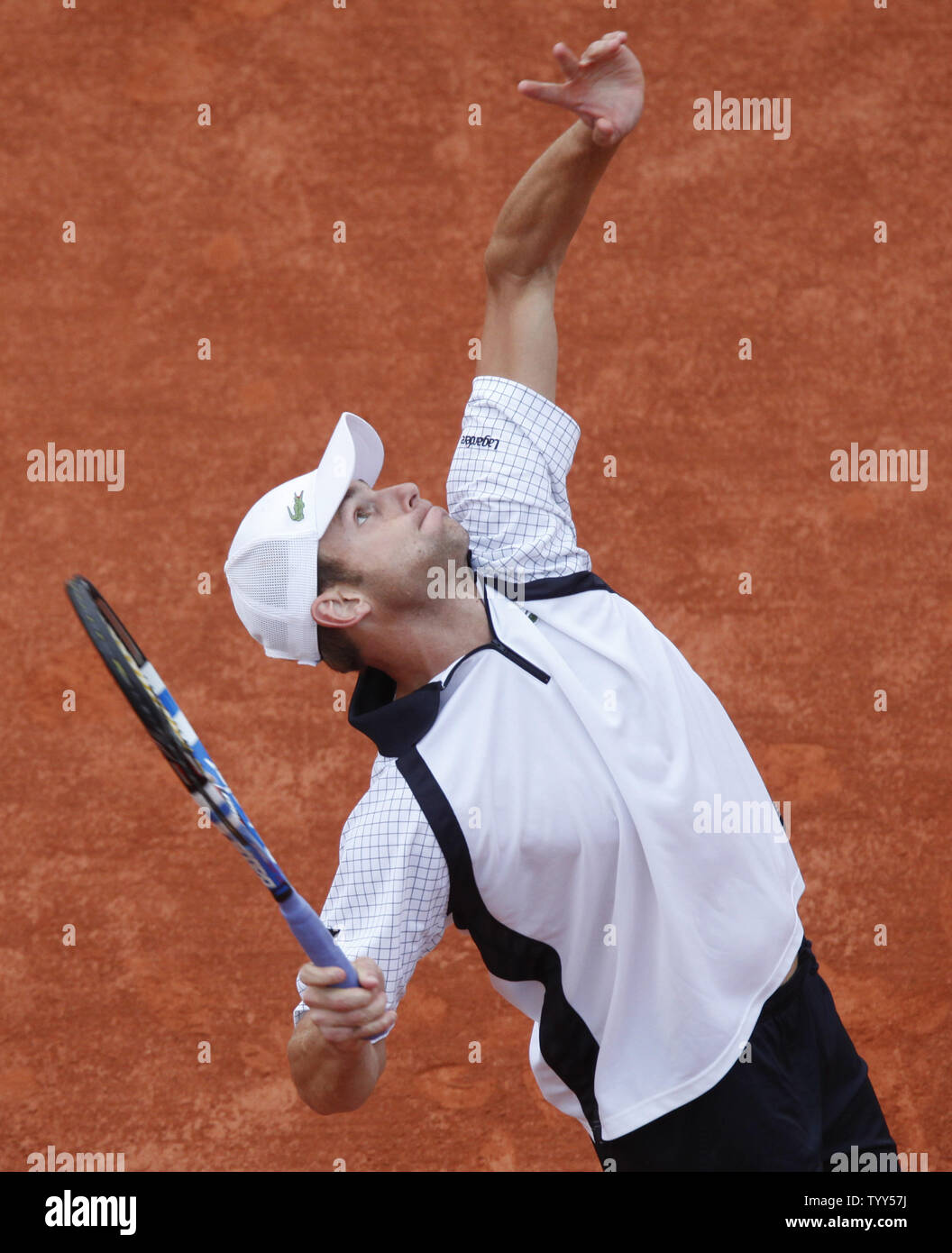 American Andy Roddick prepares a serve during his French Open fourth-round match against Frenchman Gael Monfils at Roland Garros in Paris on June 1, 2009.  Monfils defeated Roddick 6-4, 6-2, 6-3.   (UPI Photo/ David Silpa) Stock Photo