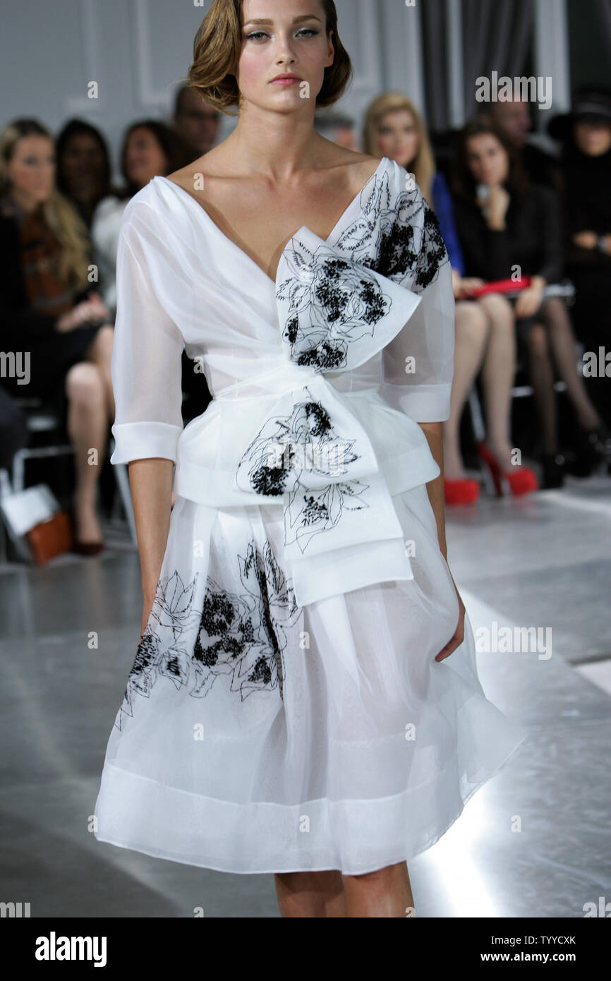 A model takes to the catwalk during the presentation of Christian Dior's  Spring/Summer 2012 High Fashion show in Paris, January 23, 2012. UPI/Eco  Clement Stock Photo - Alamy, image size:866x1390
