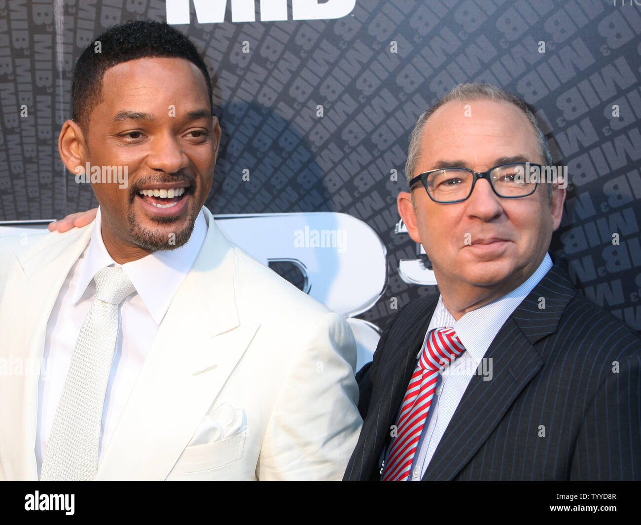 Will Smith (L) and Barry Sonnenfeld arrive for the European premiere of the film 'Men in Black 3' in Paris on May 11, 2012.     UPI/David Silpa. Stock Photo