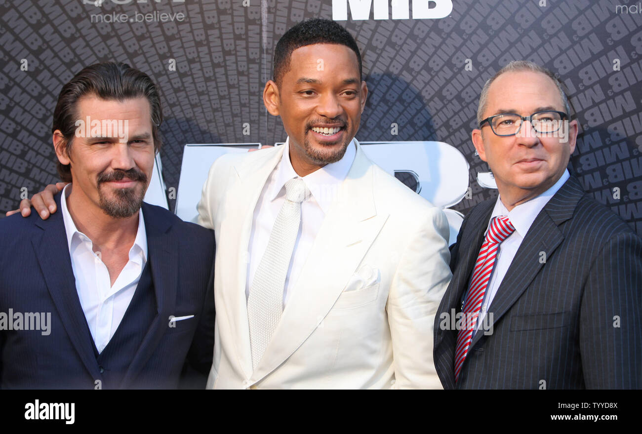 Josh Brolin (L), Will Smith (C) and Barry Sonnenfeld arrive for the European premiere of the film 'Men in Black 3' in Paris on May 11, 2012.     UPI/David Silpa. Stock Photo