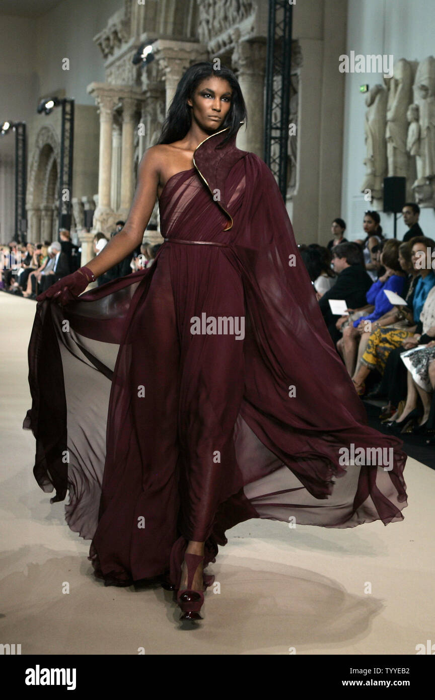 A model presents a creation by French fashion designer Stephane Rolland  during the High Fashion Fall-Winter 2012-2013 collections in Paris, France,  on July 3, 2012. UPI/Eco Clement Stock Photo - Alamy, image size:864x1390
