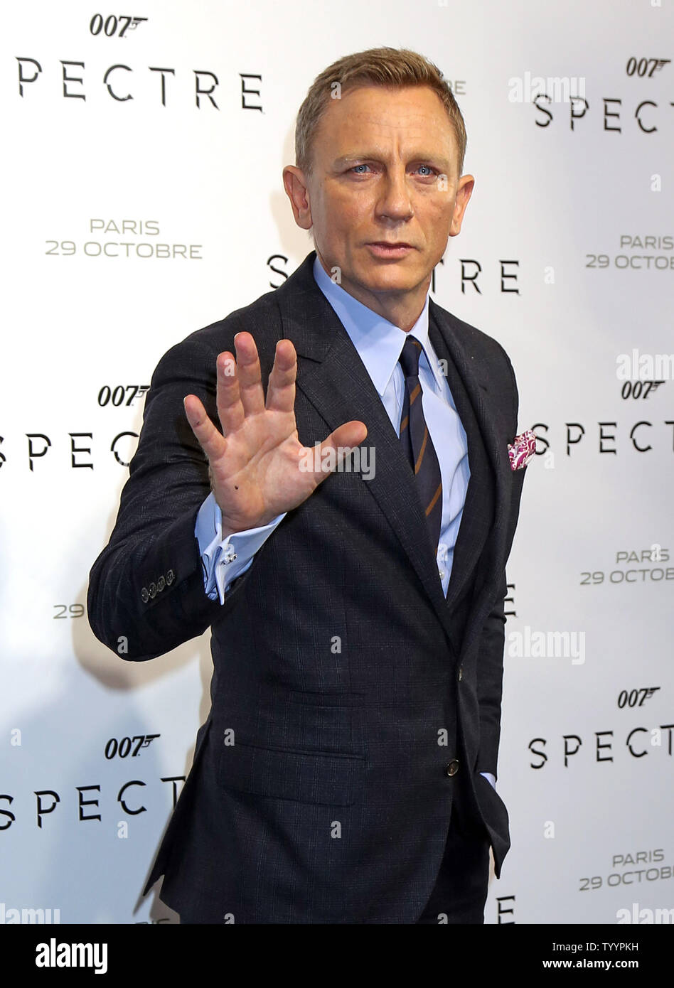 Daniel Craig arrives at the French premiere of the new James Bond film ...