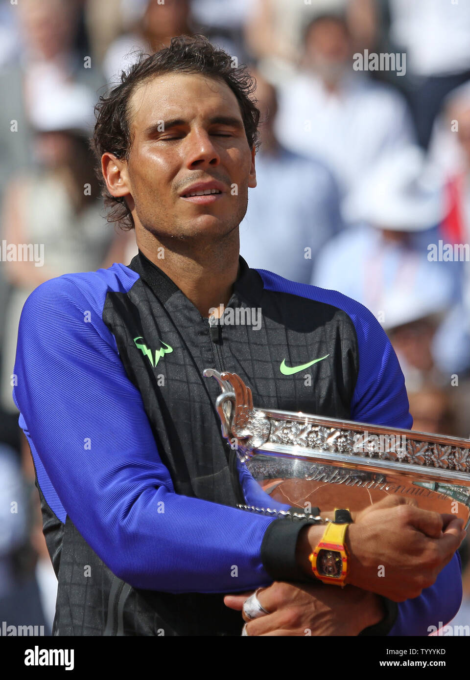 svag aflivning rense Rafael Nadal of Spain holds the championship trophy after winning his French  Open men's final match against Stan Wawrinka of Switzerland at Roland Garros  in Paris on June 11, 2017. Nadal defeated