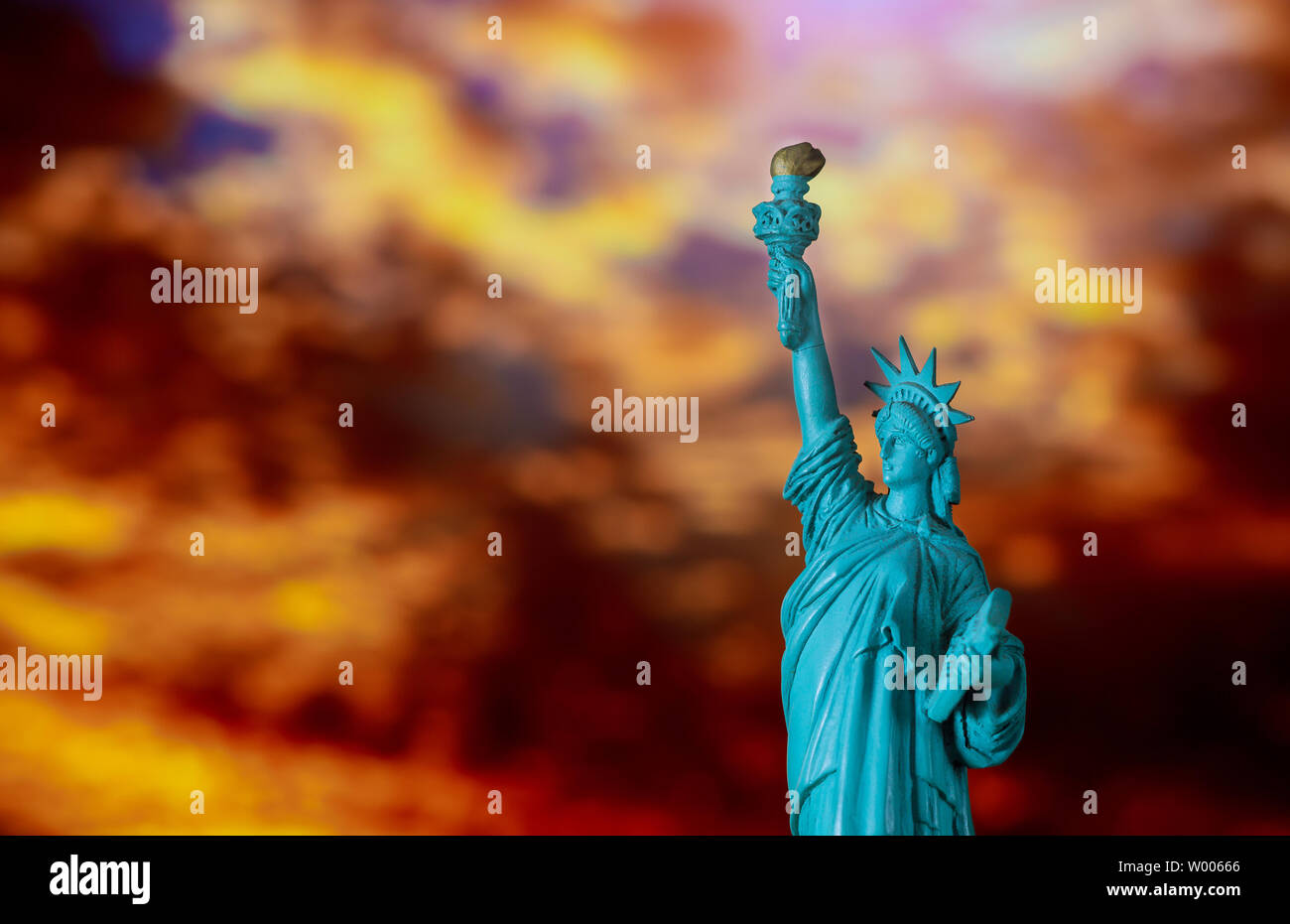 New york skyline sunrise statue hi-res stock photography and images - Alamy