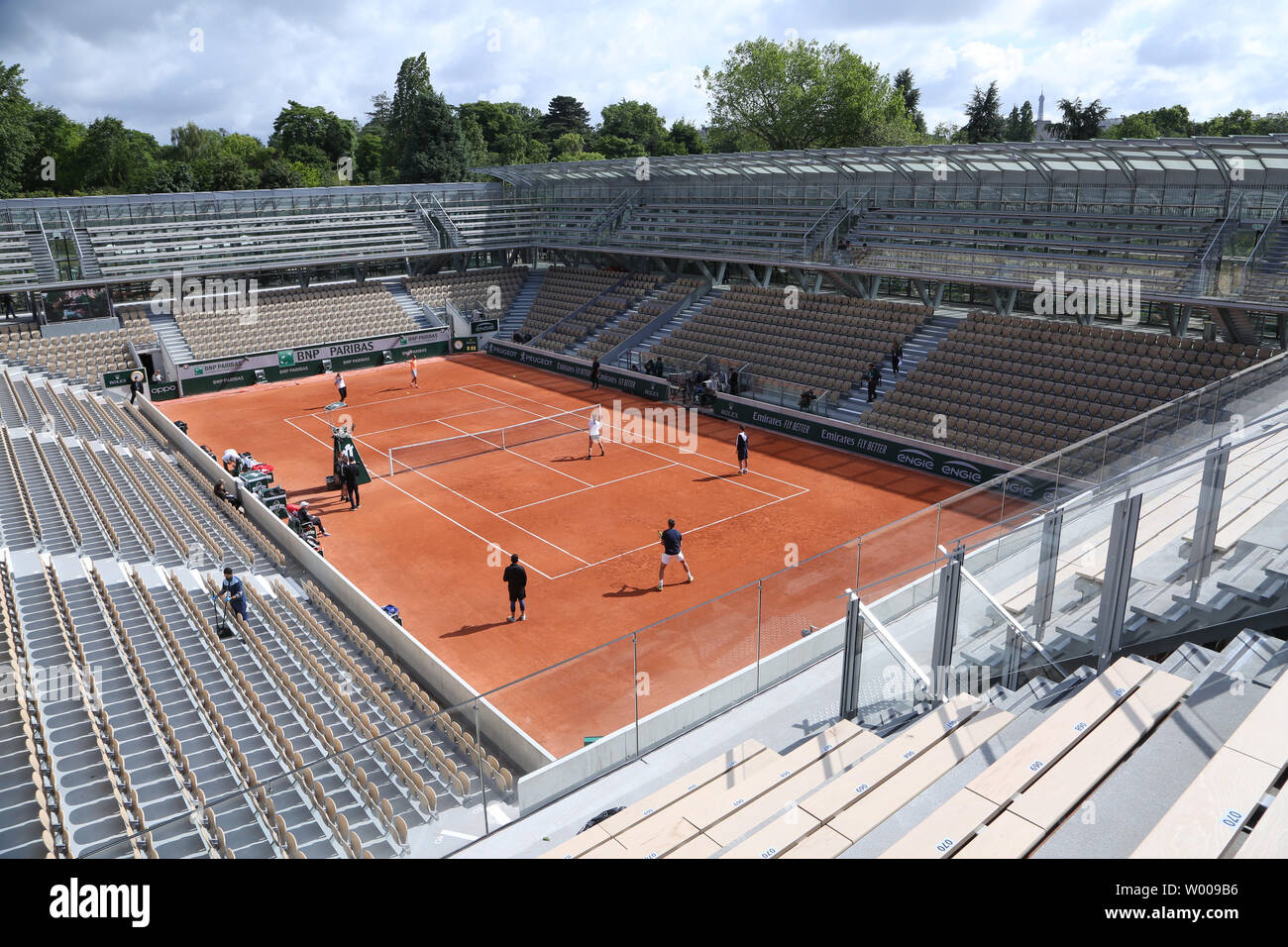 Photo : Noémie Merlant et son compagnon Simon Bouisson dans les tribunes  des internationaux de France de tennis de Roland Garros à Paris, France, le  8 juin 2019. © Jacovides / Moreau/Bestimage - Purepeople