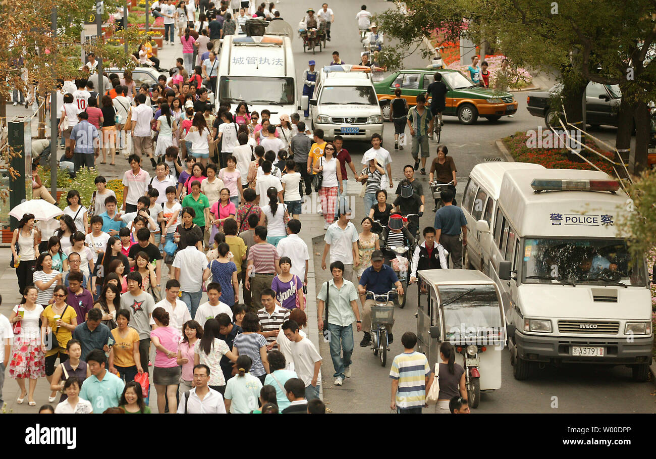 Crowd Flocking Flocking public hi-res stock photography and images - Alamy