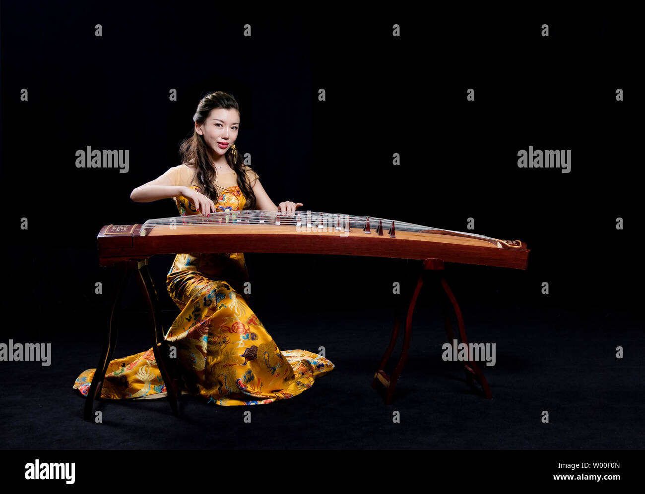 Guzheng hires stock photography and images Alamy