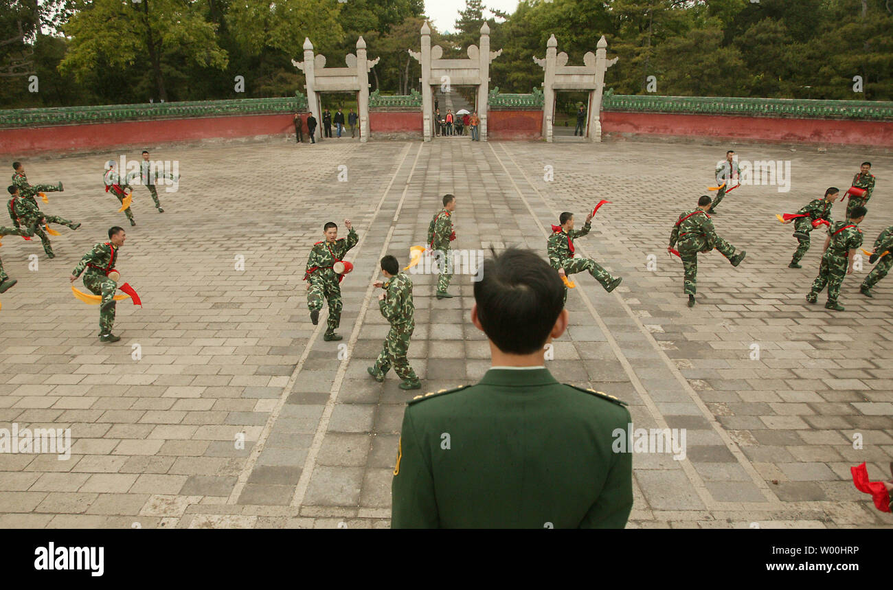 Chinese peoples liberation army soldiers hi-res stock photography and ...