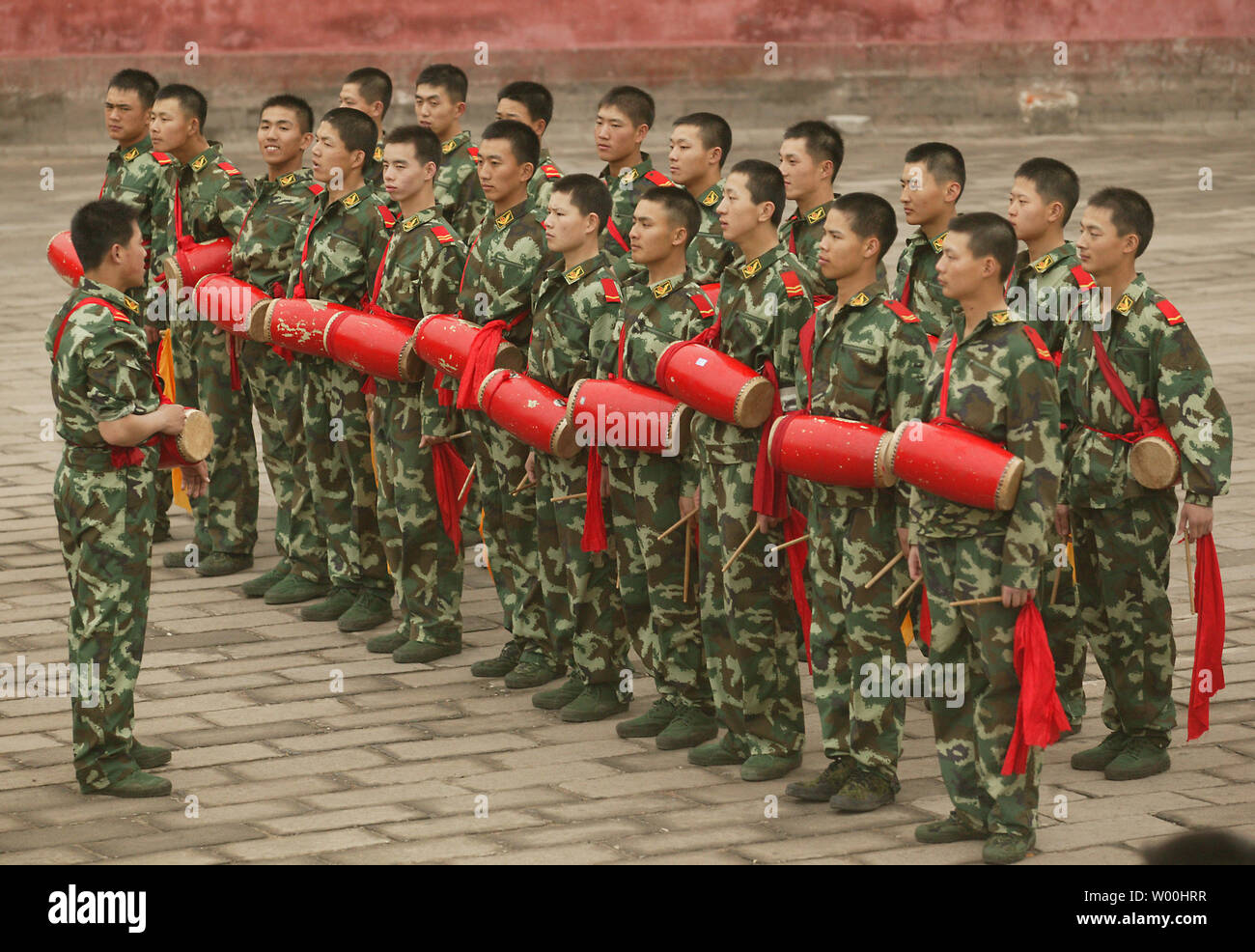 Chinese peoples liberation army soldiers hi-res stock photography and ...