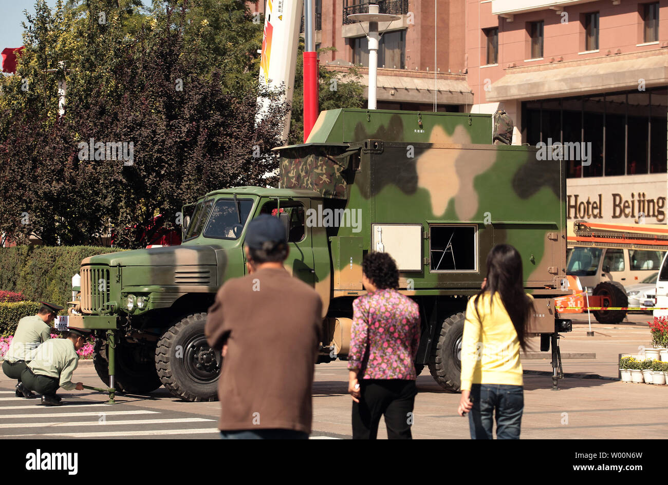 Chinese Soldiers Establish A Mobile Communications Site In - 