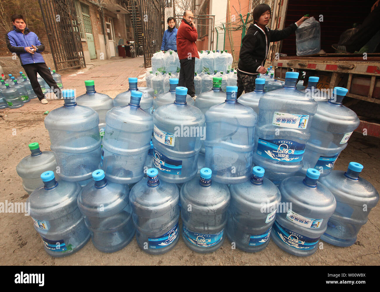 Реализованная вода. Китайская бутилированная вода. Питьевая вода в Китае. Баллон пластиковый для воды. Питьевая вода в Китае в бутылках.